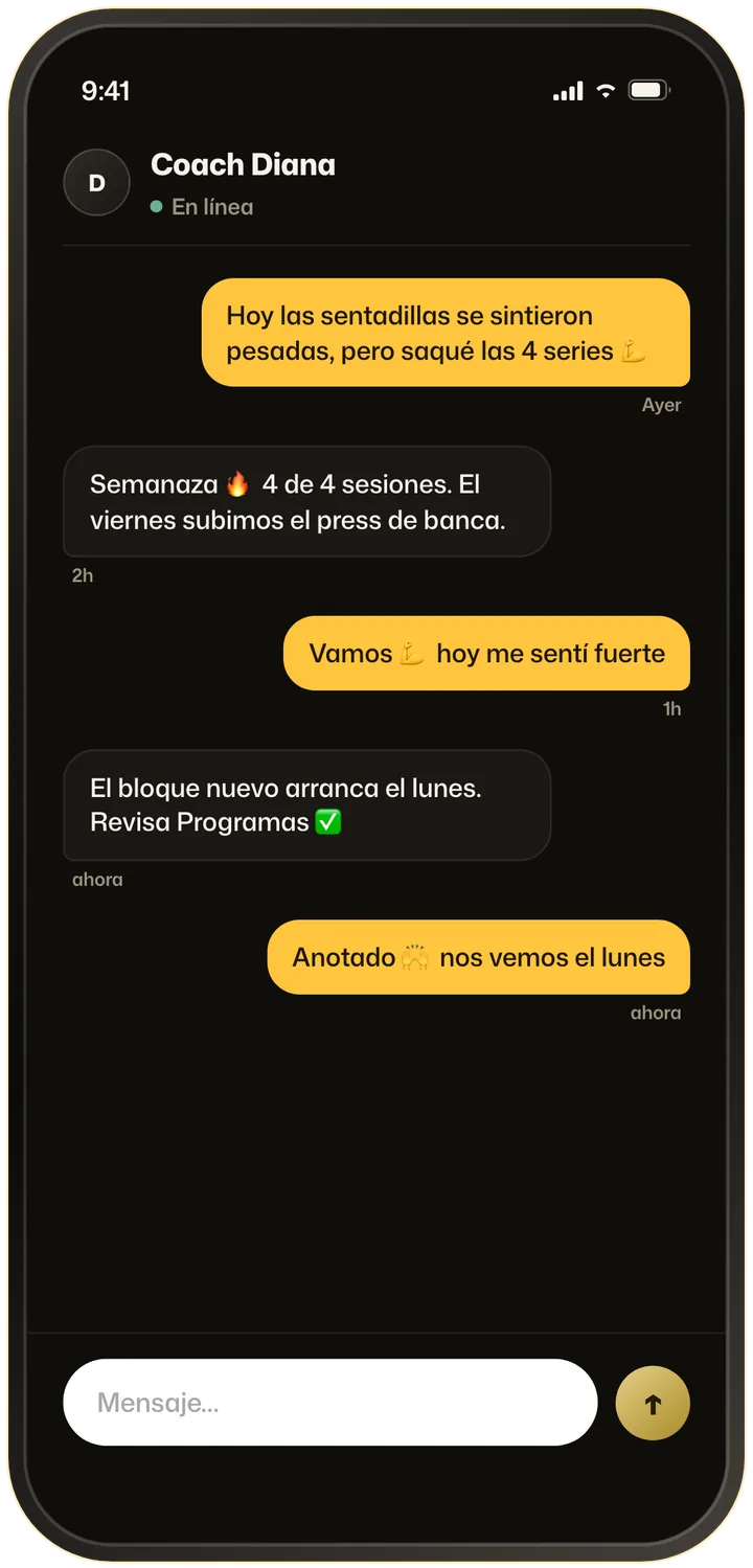 Chat con el coach en ORO: mensajes de seguimiento entre un coach y su cliente, la tarjeta de un programa nuevo y el campo para escribir.