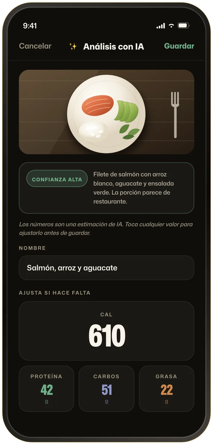 Análisis con IA de ORO Scan de un plato de salmón, arroz y aguacate, con las calorías y los macros estimados listos para registrar en el diario.