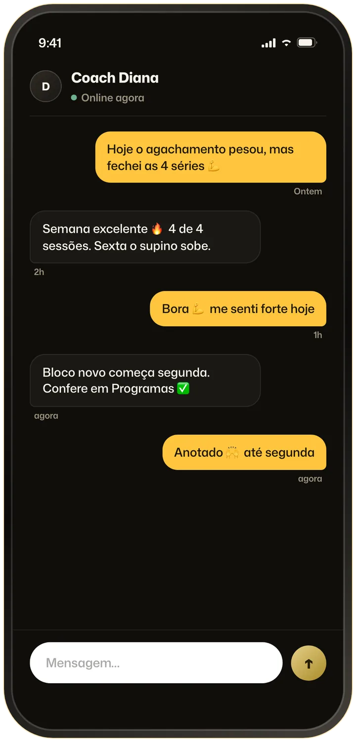 Chat com o coach no ORO: mensagens de check-in entre o coach e um cliente, o card de um novo programa e o campo de mensagem.