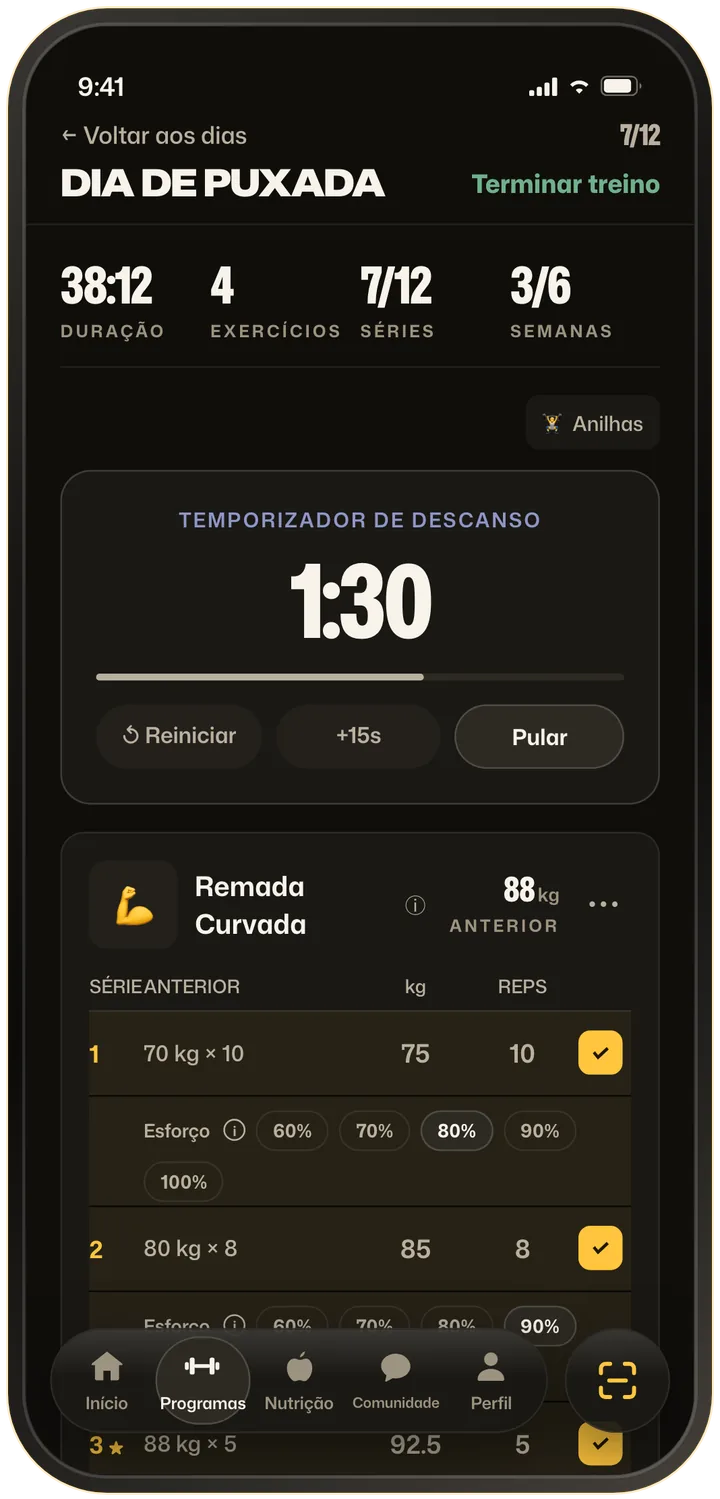 Tela do treino em andamento no Dia de Puxada, com duração, séries e semanas, um temporizador de descanso e as linhas de série da Remada Curvada mostrando peso anterior, reps e esforço.