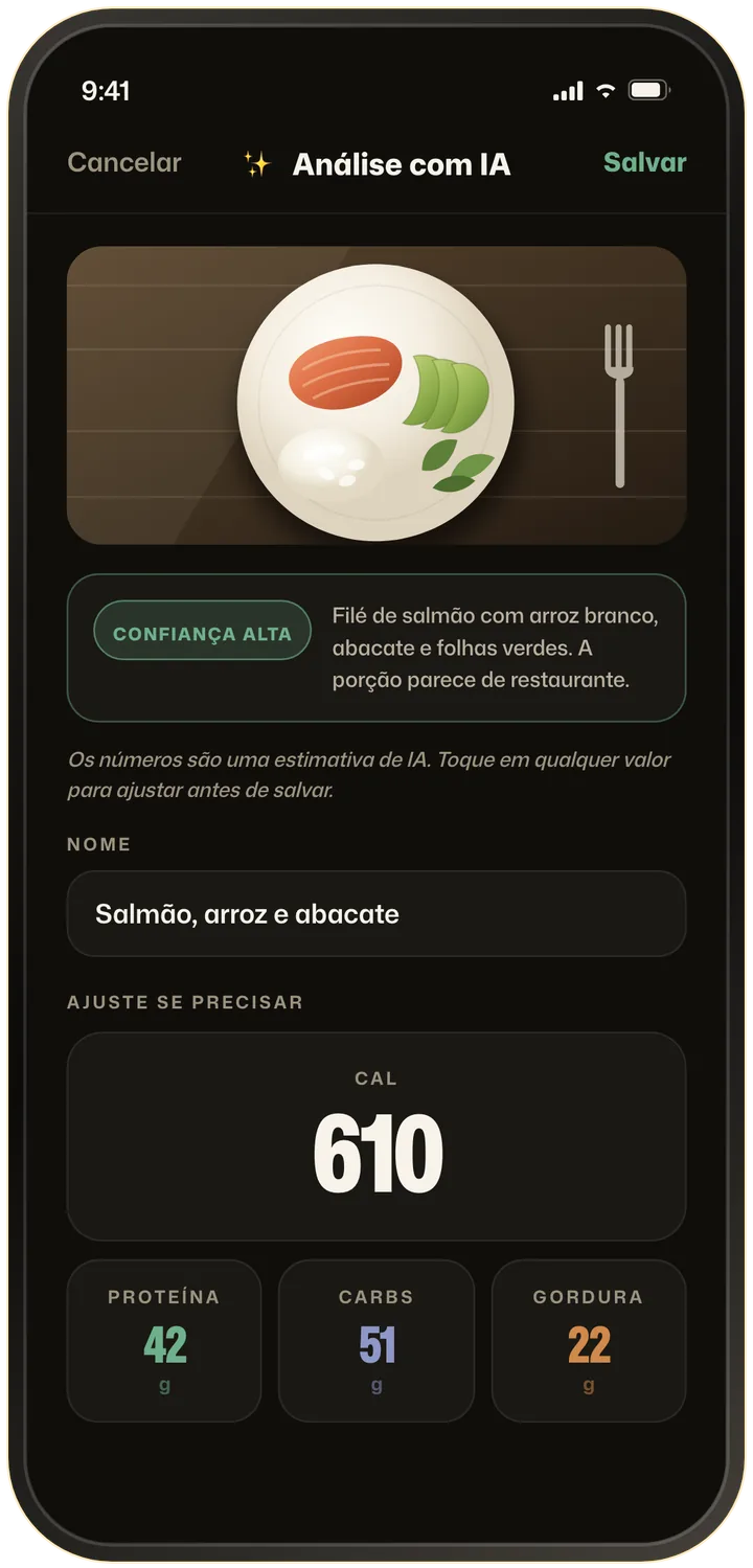Análise com IA do ORO Scan em um prato de salmão, arroz e abacate, com as calorias e os macros estimados prontos para registrar no diário.